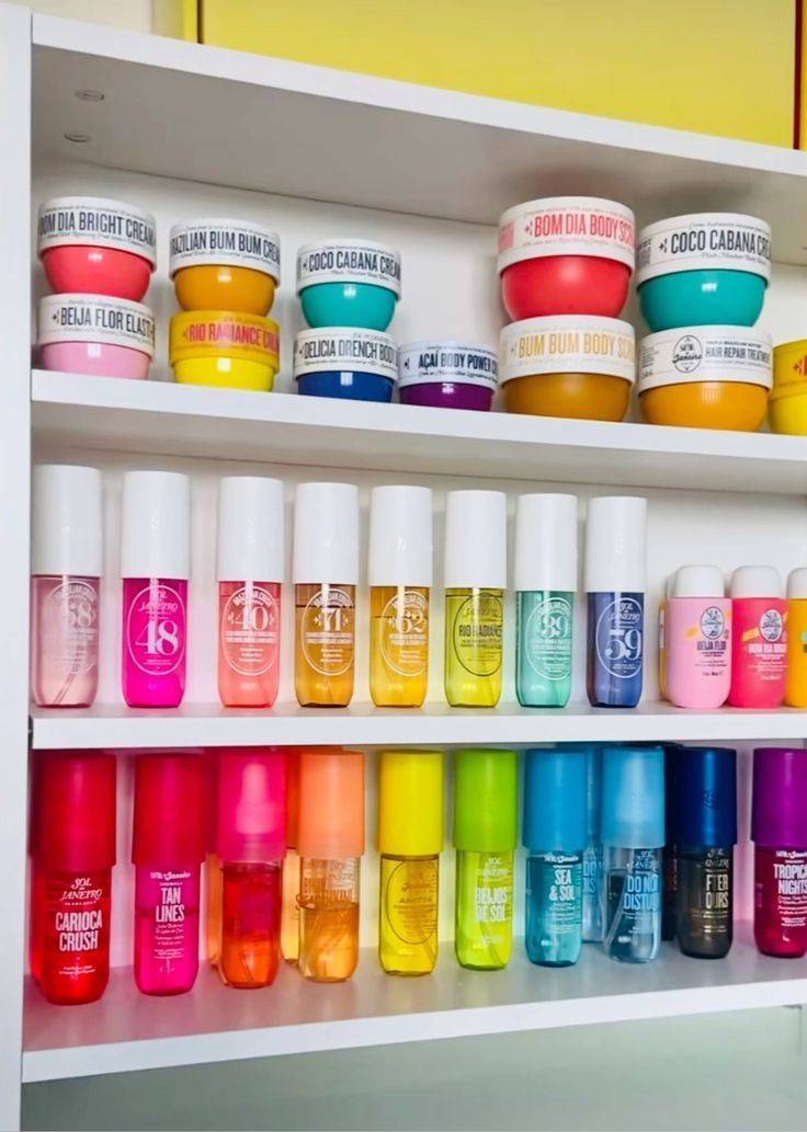 Produtos da Sol de Janeiro organizados em prateleira com forte apelo visual e cores intensas