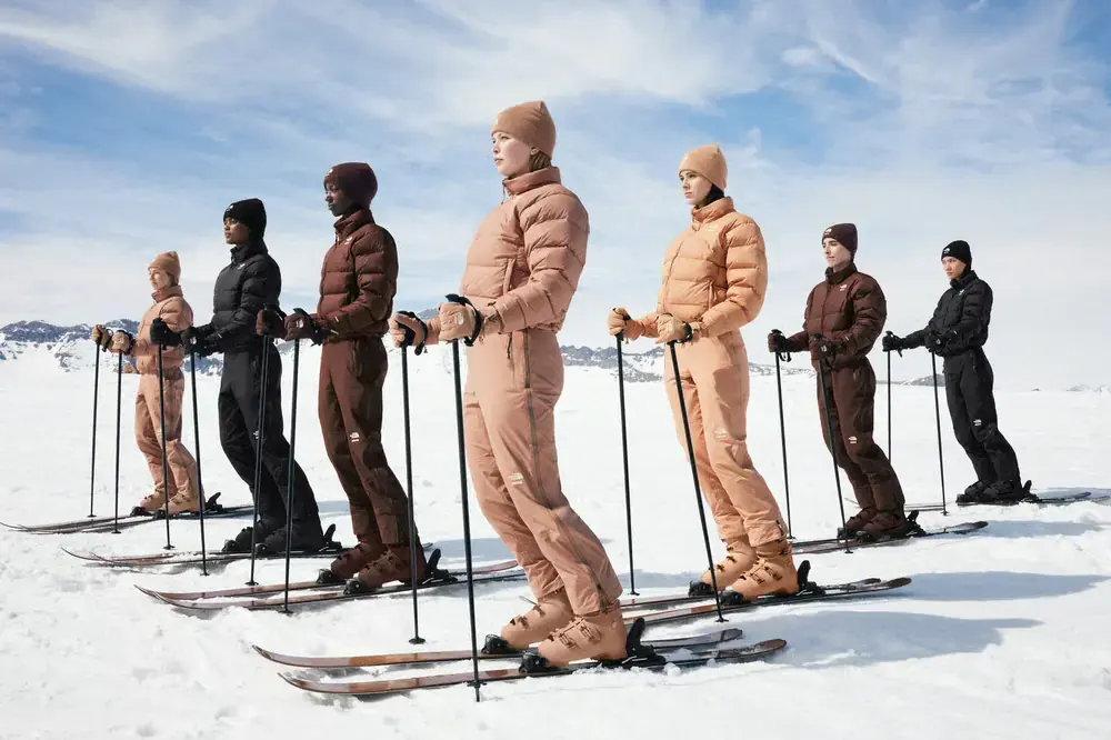 Grupo de pessoas usando roupas térmicas Skims em ambiente de neve durante atividade ao ar livre.