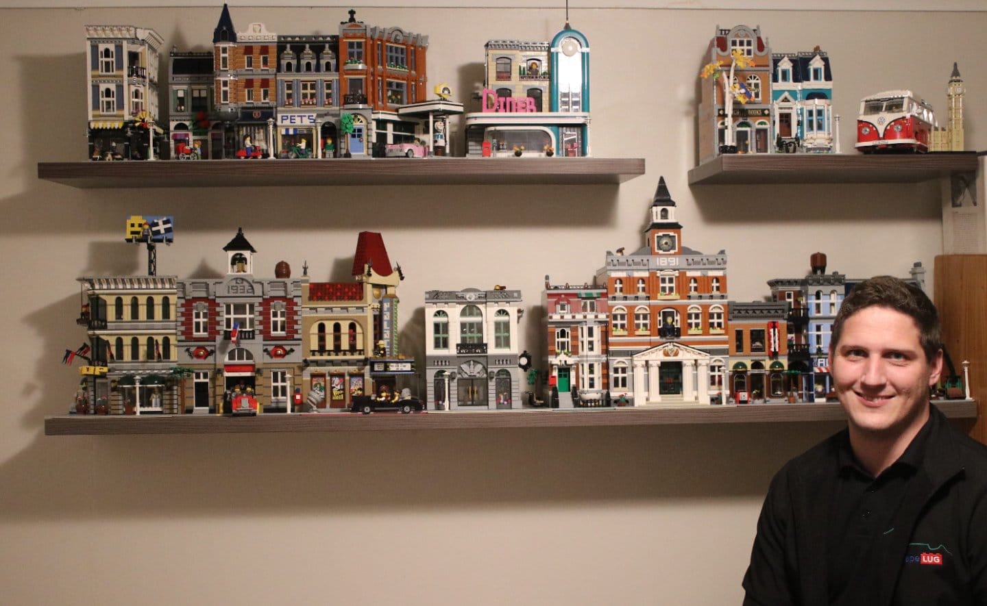 Coleção de construções LEGO exibida como decoração, mostrando o uso adulto e arquitetônico dos sets