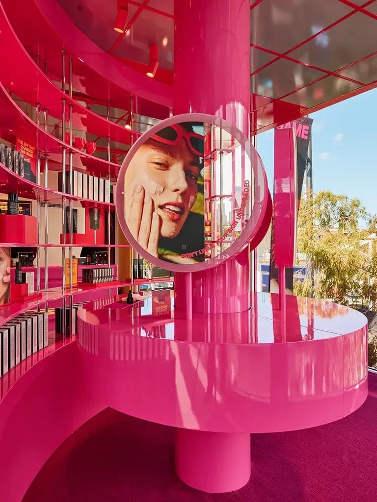 Detalhe do interior da loja MECCA com espelho e exposição de maquiagem