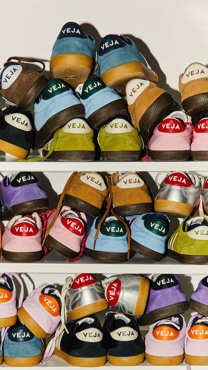 Tênis da marca Veja em couro e materiais sustentáveis com design minimalista