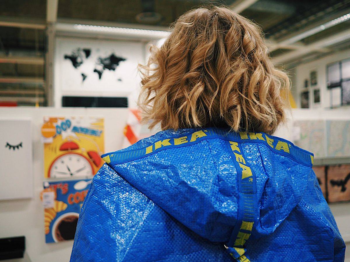 Peça de vestuário criada a partir da sacola IKEA Frakta em contexto urbano